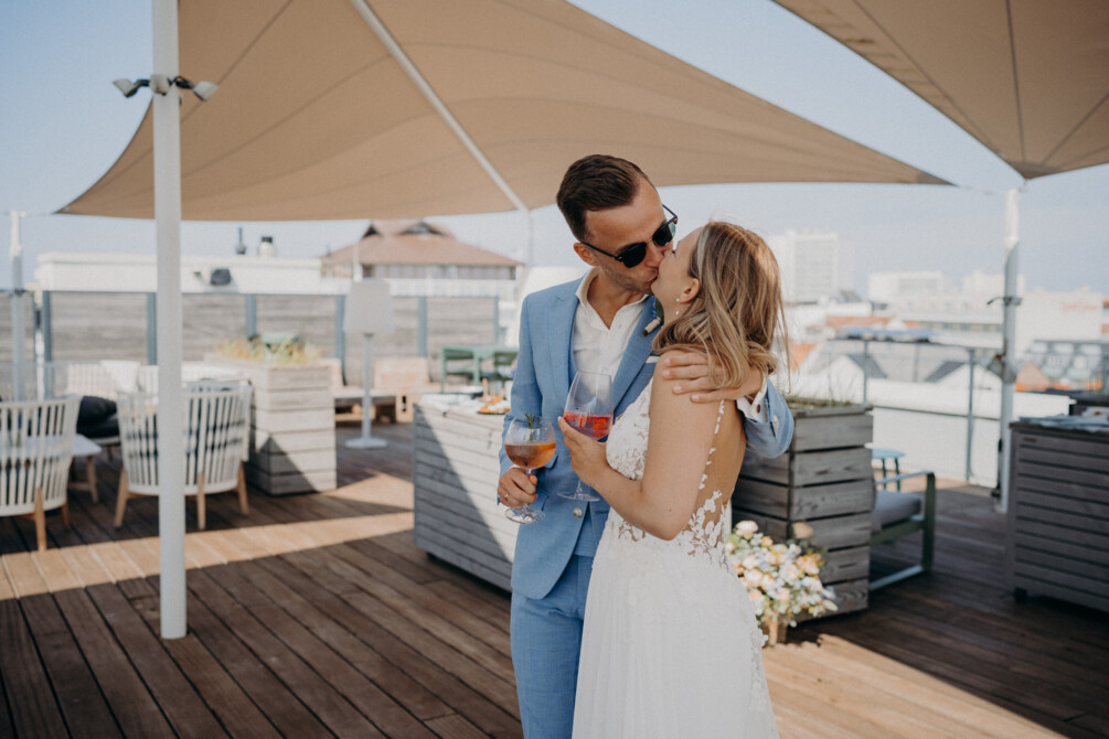 hotel-new-wave-norderney-hochzeitspaar-dachterrasse-hochzeit