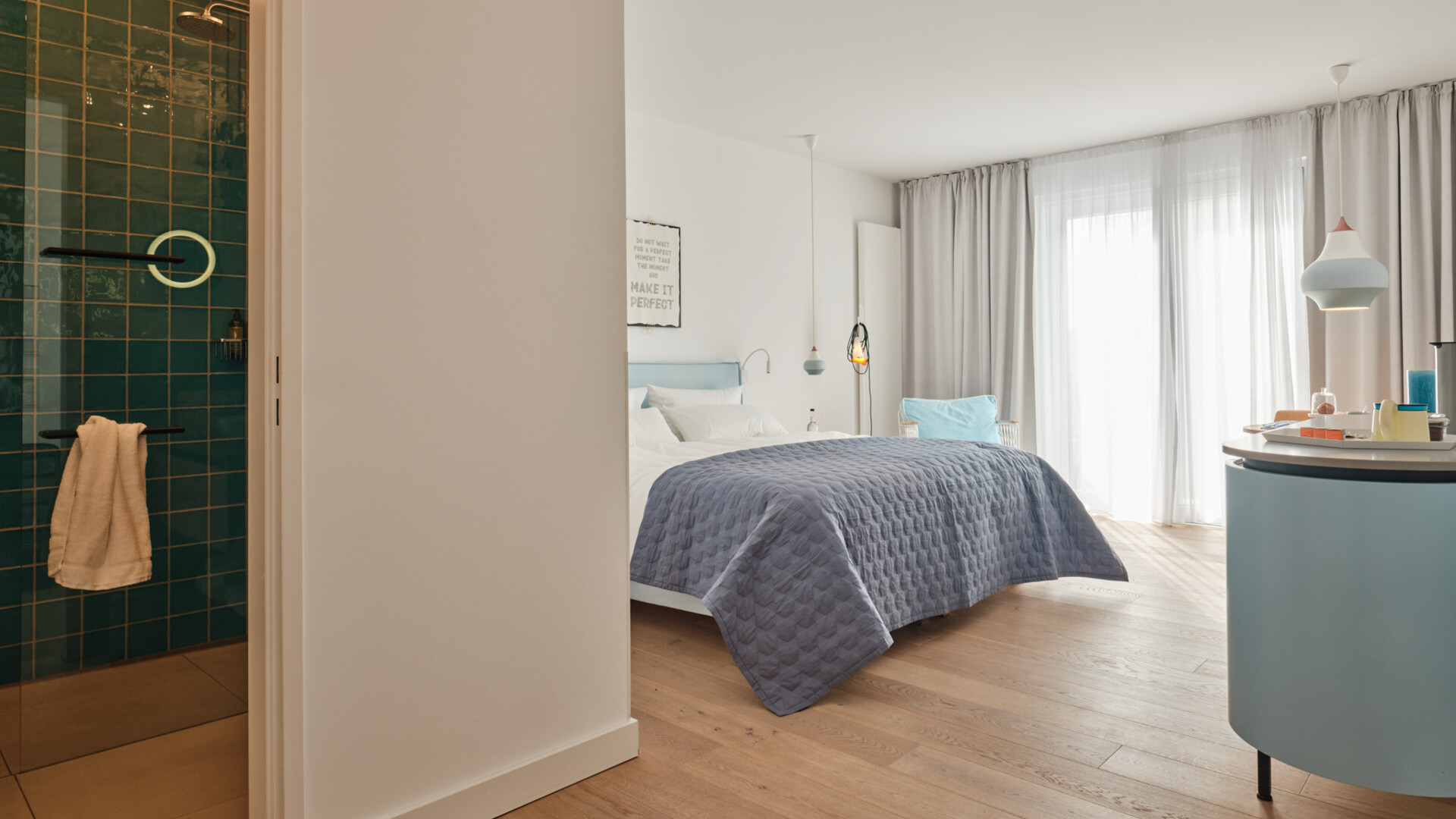 Schönes hellblaues Zimmer im Hotel New Wave auf Norderney - hier beginnt der Urlaub. 