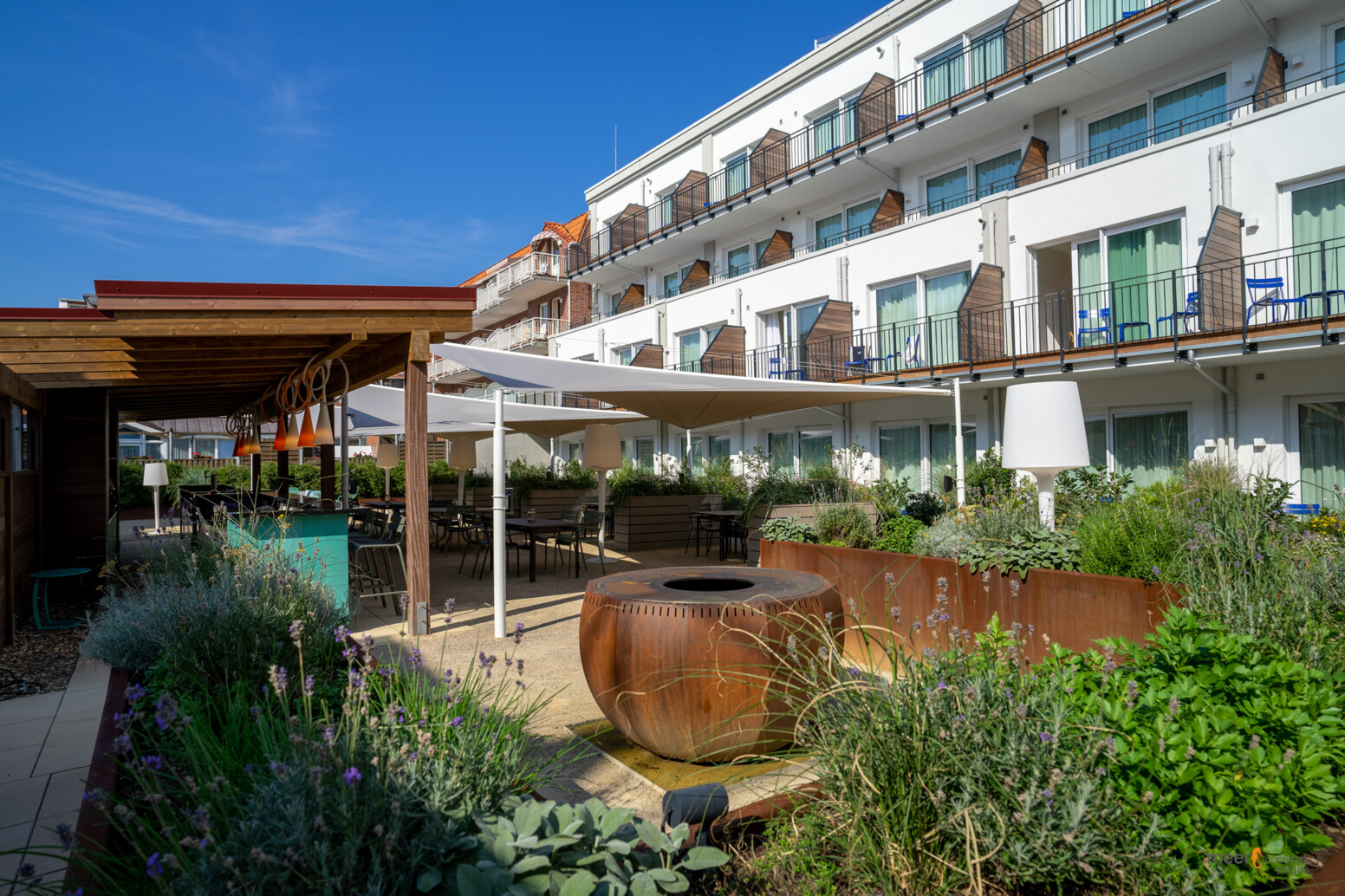 norderney-hotel-new-wave-garten-sommer